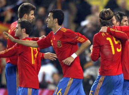 Piqué, Mata, Busquets, Ramos, Xabi Alonso y Capdevila celebran uno de los goles de España a Argentina, el pasado sábado.