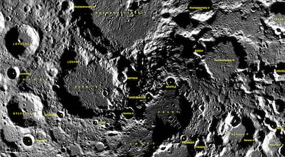 Cráteres en la Luna, con el dedicado a Lenard en la parte izquierda.