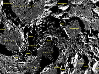 Cráteres en la Luna, con el dedicado a Lenard en la parte izquierda.