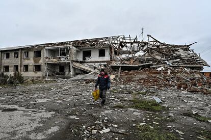 Un vecino camina frente a un edifico bombardeado por Rusia en Orijiv, en la región de Zaporiya.