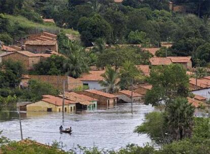 Habitantes de Pedreiras (estado de Maranhao) se desplazan en barco por las riadas.