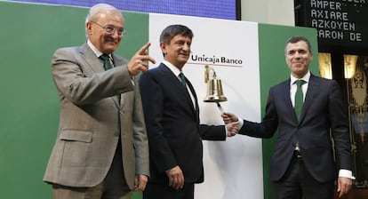 De izquierda a derecha, Manuel Azuaga, presidente de Unicaja; Enrique Sánchez del Villar, consejero delegado; y Pablo González, director general de finanzas, el día del estreno en Bolsa de la entidad, en 2017.