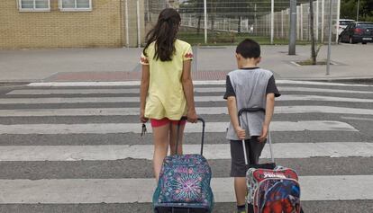 Dos nens surten de l&#039;escola amb les claus de casa a la m&agrave;.