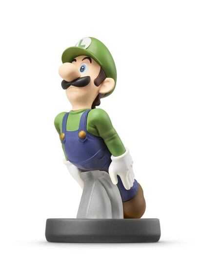 Amiibos, o cómo generar una nueva gallina de los huevos de oro. Nintendo lanzó la primera remesa de estas figuras a finales del año pasado con motivo de la salida de Smash Bros (Wii U) y se han convertido en un fenómeno de coleccionismo. Como pasa con Pokémon, la idea es hacerse con todas las figuras de iconos como Mario, Sonic, Mega Man, Link, Pikachu o Donkey Kong. En total hay 58 amiibos, entre los que ya están a la venta y los que llegarán, y a su atractivo diseño se suma un precio competitivo (11.99 euros).

Pero los amiibo no están solo para quedar bien en las estanterías, sino que sirven para desbloquear nuevas funciones y extras en los juegos Nintendo. En Smash Bros entrenaremos a los amiibos para que sean compañeros de batallas, mientras que en otros juegos como Mario kart 8, Mario party 10 o Hyrule warriors nos desbloquean nuevos ítems y atuendos para usar. Y en Wii U, gracias al Amiibo touch & play que permite jugar a demos de juegos clásicos como Mario Bros o Zelda.