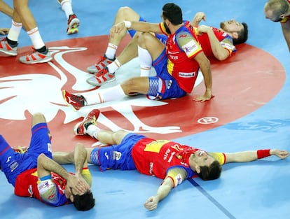 Los jugadores españoles tumbados en el suelo, celebran la victoria en el Campeonato Europeo de Balonmano.