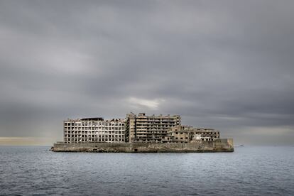 Vista d ela isla de Hashima, ahora abandonada y usada como reclamo turístico y escenario de películas.