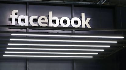 Rótulo de Facebook en la feria del automóvil en Fráncfort