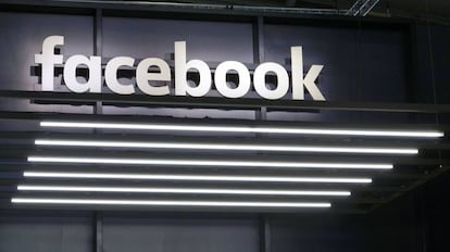 R&oacute;tulo de Facebook en la feria del autom&oacute;vil en Fr&aacute;ncfort