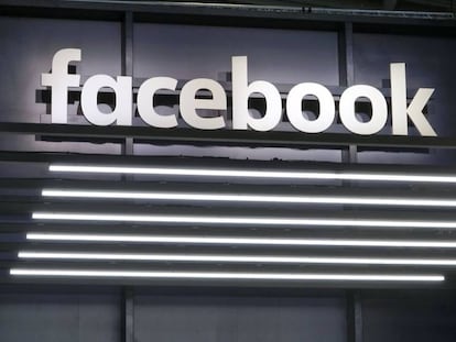 R&oacute;tulo de Facebook en la feria del autom&oacute;vil en Fr&aacute;ncfort