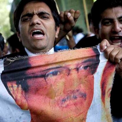 Un abogado rasga un cartel de Zardari en una protesta, en Islamabad.