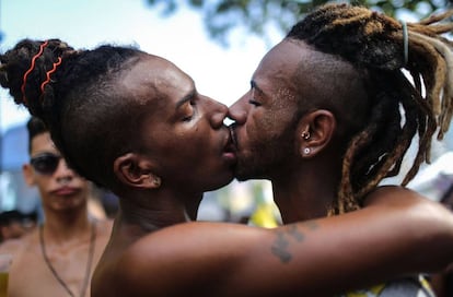 Dos chicos se besan durante la Marcha del Orgullo Gay de Rio de Janeiro, Brasil, el pasado 11 de Diciembre, para reivindicar m&aacute;s derechos para el colectivo LGTBIQ. 