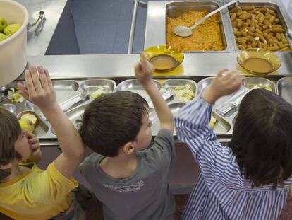 Unos niños en un comedor escolar en Barcelona.