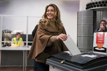 Dilan Yesilgoz, líder del Partido Popular por la Libertad y la Democracia, ejerce su derecho a voto en las elecciones de Países Bajos, el 22 de noviembre.