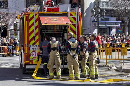 Bomberos en Valencia, durante las fallas, de este año.