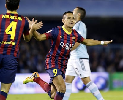 Alexis celebra el primer gol del equipo azulgrana.