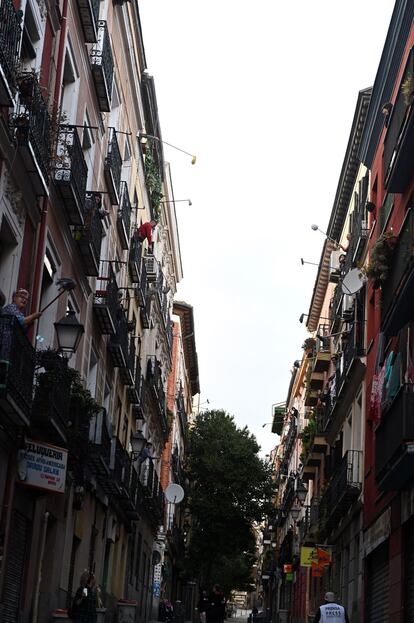 Vecinos del barrio madrileño de Lavapiés celebran 'la fregonada ' todas las tardes a las 20h contra el coronavirus.