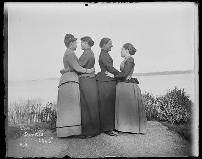 Una imagen de las mujeres de 'The Darned Club' (El maldito club), como se denominaba a sus reuniones, en octubre de 1891.