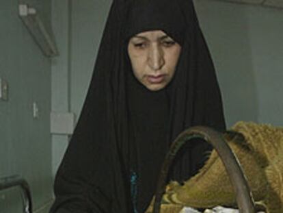 Una mujer consuela a su hija, herida en combates en Bagdad.