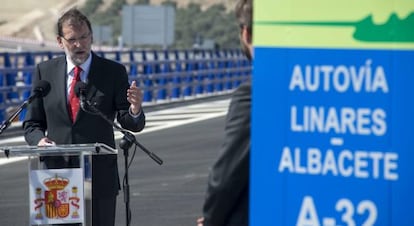 El presidente del Gobierno, Mariano Rajoy, en la inauguraci&oacute;n del tramo de la autov&iacute;a A-32 en Ja&eacute;n este viernes.