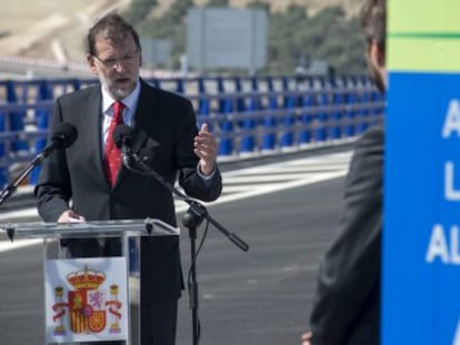 El presidente del Gobierno, Mariano Rajoy, en la inauguraci&oacute;n del tramo de la autov&iacute;a A-32 en Ja&eacute;n este viernes.