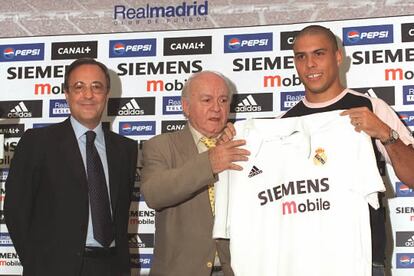 Siguiendo la política de que los mejores del mundo debían estar en el Madrid, en 2002 fichó a otra estrella. Presentación oficial del delantero brasileño Ronaldo Nazario da Lima, como nuevo jugador del Real Madrid, en el estadio Santiago Bernabéu.