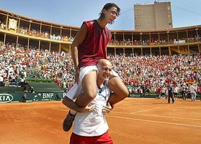 Rafael Nadal, al final de su partido, es paseado a hombros por Julián Casanova, médico del equipo español.