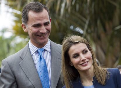 El Príncipe Felipe y su esposa Letizia Ortiz en una foto de comienzos de año en Santa Cruz de Tenerife.