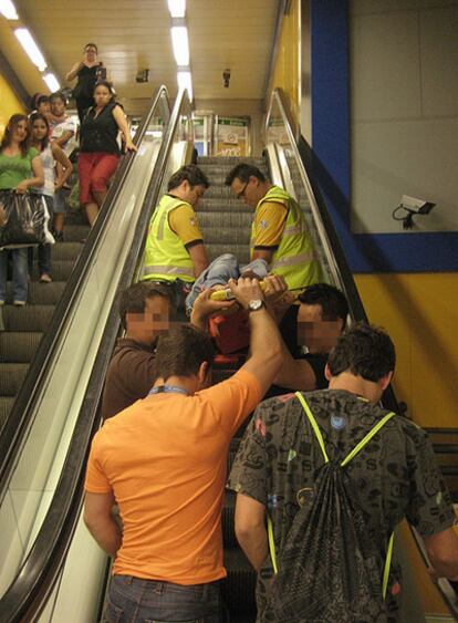 Sanitarios del Samur sacan a la chica del metro de Madrid.