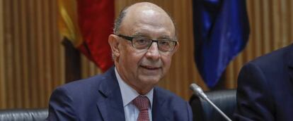 El ministro de Hacienda, Cristóbal Montoro, durante su comparecencia en comisión en el Congreso para informar sobre la posible suspensión del pago del Fondo de Liquidez Autonómico a Cataluña si la Generalitat destina fondos al referéndum secesionista.
