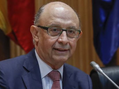 El ministro de Hacienda, Crist&oacute;bal Montoro, durante su comparecencia en comisi&oacute;n en el Congreso para informar sobre la posible suspensi&oacute;n del pago del Fondo de Liquidez Auton&oacute;mico a Catalu&ntilde;a si la Generalitat destina fondos al refer&eacute;ndum secesionista. 