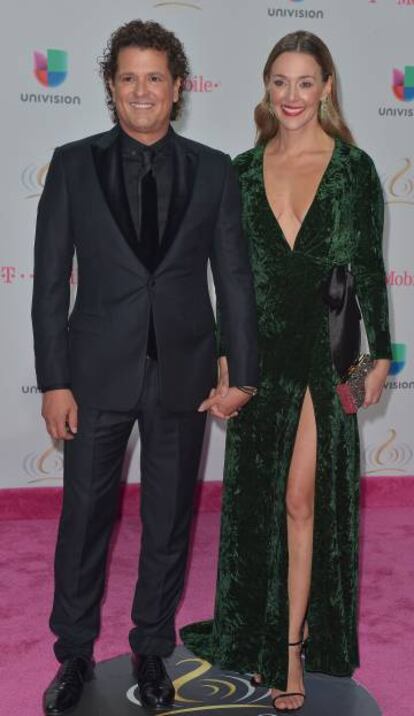 El cantante Carlos Vives y su esposa Claudia Helena Vásquez en la gala Premios Lo Nuestro a la Música Latina.