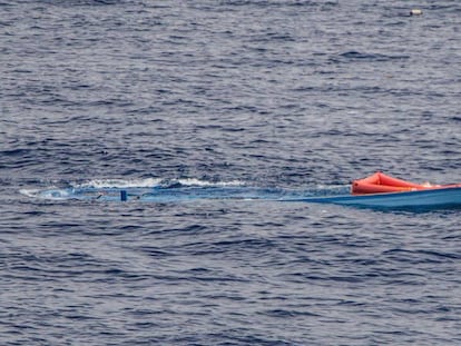 Una llanxa enfonsada davant de la costa de Líbia.