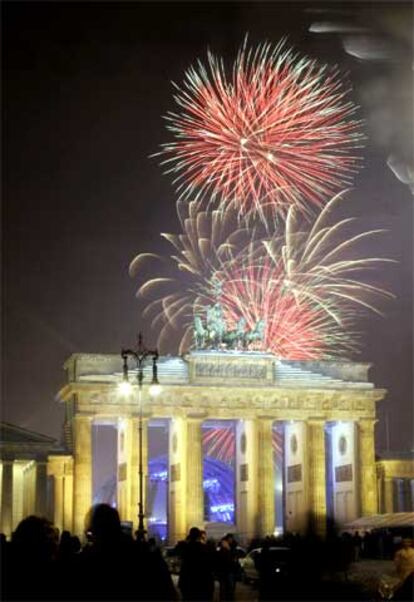 En uno de los iconos de Alemania, la Puerta de Brandeburgo, en Berln, se ha recibido as el nuevo a?o.