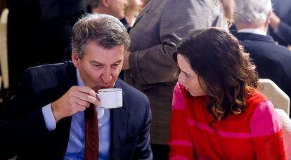 El líder del PP, Alberto Núñez Feijóo y la presidenta de la Comunidad de Madrid, Isabel Díaz Ayuso, durante un desayuno informativo el pasado martes en Madrid.