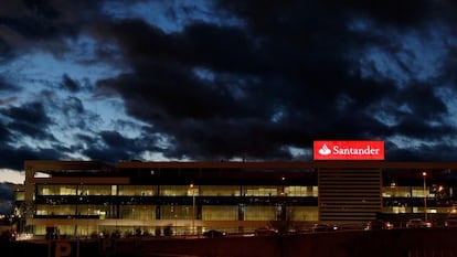 Vista de noche de la sede operativa de Santander en Boadilla del Monte 