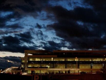 Vista de noche de la sede operativa de Santander en Boadilla del Monte 