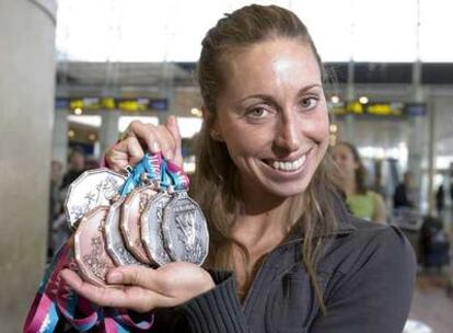 Gemma Mengual muestra en el aeropuerto de El Prat las seis medallas conseguidas en Australia.