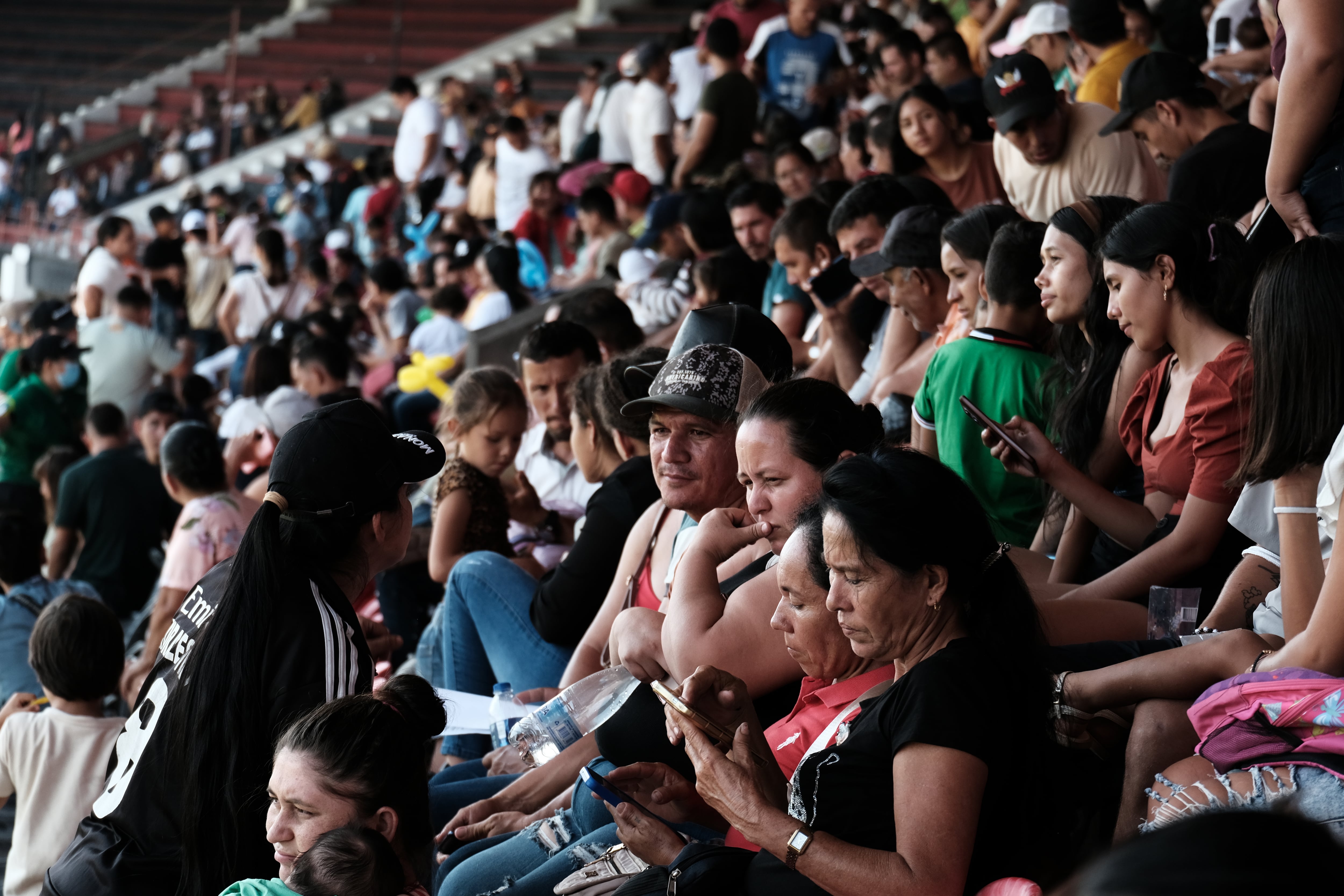 Venezuela recibe a los desplazados colombianos por los combates en la frontera