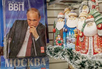 Un calendario con un retrato de Putin en una tienda de regalos en Moscú, el pasado día 7.