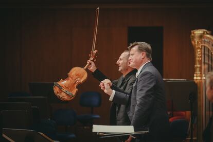 El violista Antoine Tamestit y el director Christian Thielemann saludan al público después de interpretar el concierto para viola ‘Der Schwanendreher’ de Paul Hindemith.