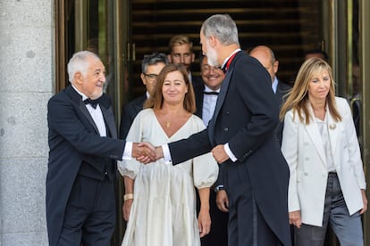 El rey Felipe VI saluda al presidente del Tribunal Constitucional Cándido Conde-Pumpido, este jueves.