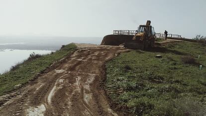 Fotografía facilitada por Ecologistas en Acción de una excavadora nivelando una zona de Las Barrancas el viernes 19 de febrero.