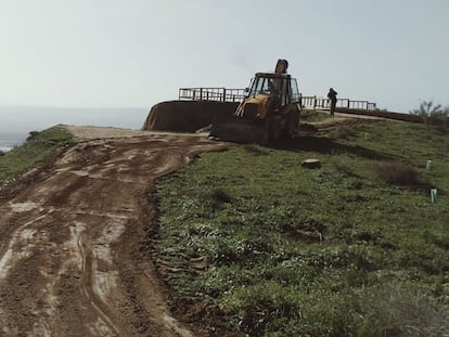 Fotografía facilitada por Ecologistas en Acción de una excavadora nivelando una zona de Las Barrancas el viernes 19 de febrero.