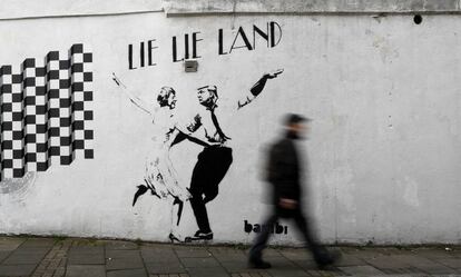 Pintada en Londres del grafitero Bambi en la que Theresa May y Donald Trump emulan a los protagonistas del musical 'La La Land'.
