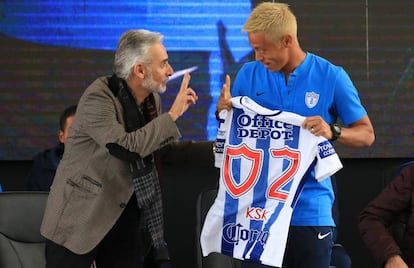 El presidente de Grupo Pachuca, Jesús Martínez, y Honda
