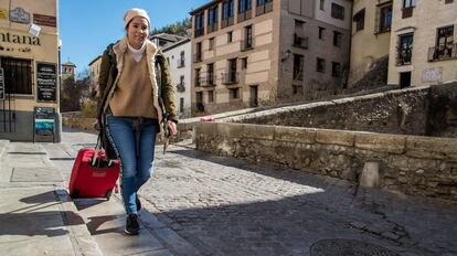 Una turista, por el centro de la capital granadina.