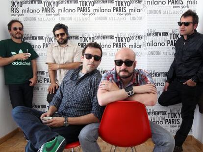 De izquierda a derecha, Santi Balmes, Julián Saldarriaga, Oriol Bonet, Joan Ramon Planell y Jordi Roig, de Love of Lesbian.