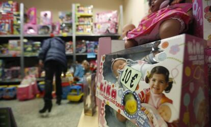 Tienda que vende juguetes baratos en un barrio de Madrid.