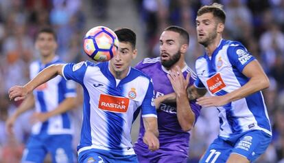 Marc Roca pelea el balón con Carvajal en el partido ante el Madrid.