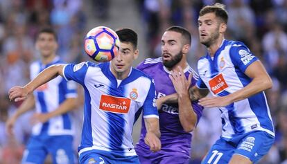 Marc Roca pelea el bal&oacute;n con Carvajal en el partido ante el Madrid.  